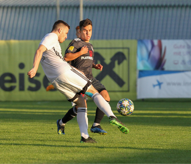 Wörgl mit Johannes Erb (l.) und Zirl (Philipp Riegler) geizten in der Regionalliga Tirol mit Toren und trennten sich torlos.
