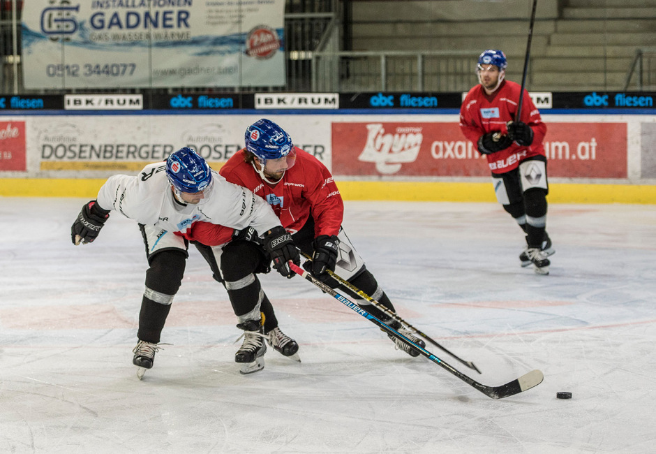 Die Haie mit Ondrej Sedivy (l.) und Neuerwerbung Joel Broda legten sich beim internen Test ins Zeug.