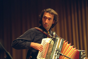 1997: Hubert von Goisern singt über die Unterdrückung Tibets.