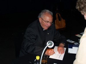2006: Altbischof Stecher stattet dem Filmfest einen Besuch ab.