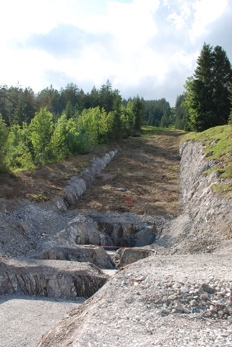 Noch ist die Trasse leer, der Blick Richtung Bergstation frei.