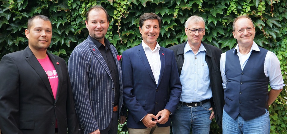 Michael Krautgasser, Domenik Ebner, Johannes Margreiter, Johannes Schwarzer und Alfred Luneschnig treten für die NEOS an (v. l.).