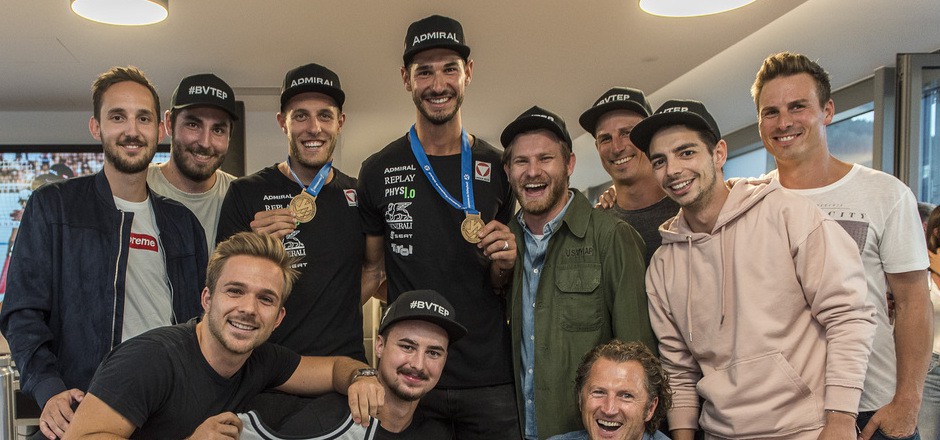 Die Beachvolleyballer Martin Ermacora und Moritz Pristauz feierten mit Familie und Freunden ihre Medaille.