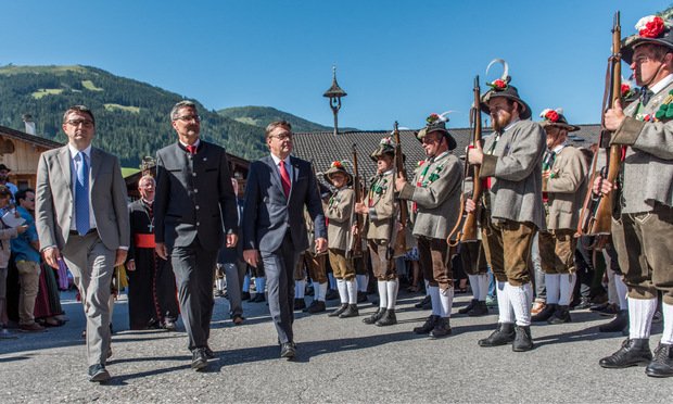 Abschreiten der Ehrenformation: die drei LH Maurizio Fugatti (Trentino), Arno Kompatscher (Südtirol) und Günther Platter (v. l.). Im Bildhintergrund: der Salzburger Erzbischof Franz Lackner.