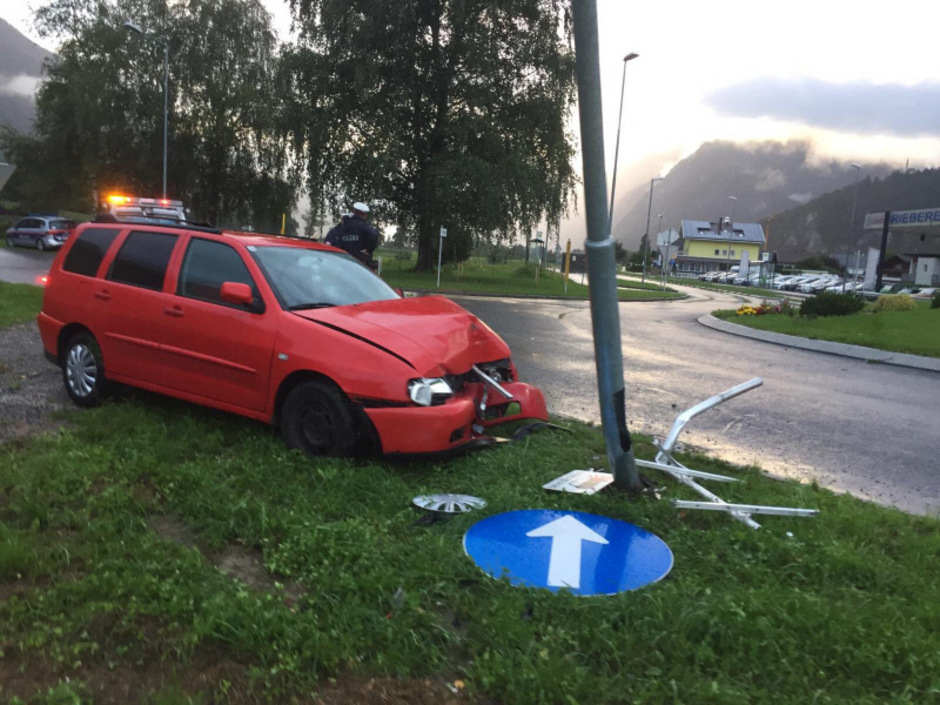 Der 43-Jährige prallte frontal gegen eine Straßenlaterne in Stams.