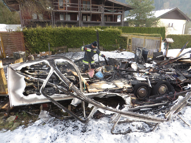 Roland Egger auf Spurensuche in den Überresten eines abgebrannten Wohnmobils in Thiersee.