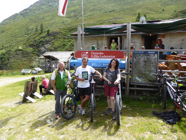 Hermann Stotter, Franz Theurl und Ingrid Felipe radelten auf die Jagdhausalm (v.?l.).