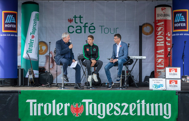 TT-Chefredakteur Mario Zenhäusern begrüßte Wacker-Kapitän Lukas Hupfauf und Ali Hörtnagl.