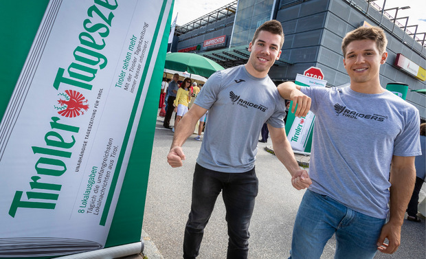 Erfolgreiche Footballer: Adrian und Sandro Platzgummer (v. l.) bewiesen beim TT-Café, dass sie nicht nur am Spielfeld bärenstarke Typen sind.