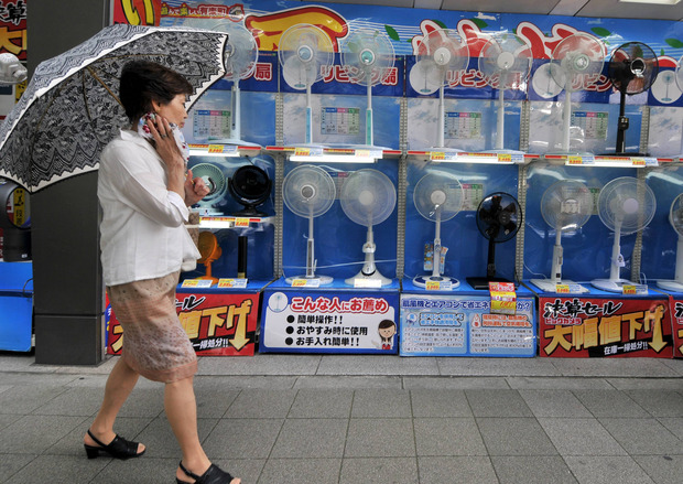Ventilatoren und Klimaanlagen sind in Tokio Verkaufs-Hits.