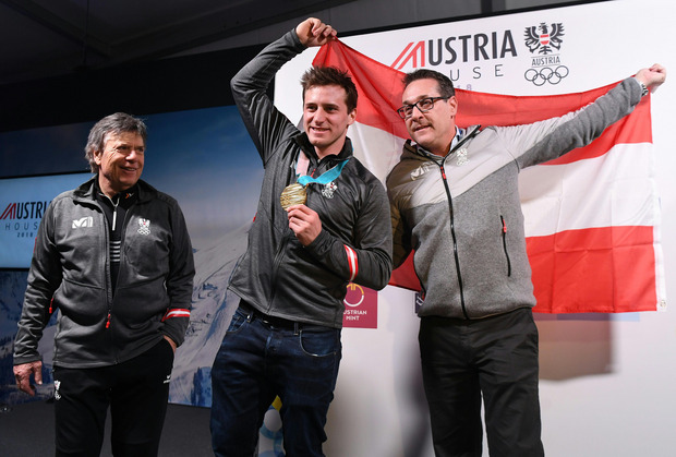 Bei Olympia wurde noch gemeinsam gefeiert: ÖSV-Präsident Schröcksnadel, Super-G-Olympiasieger Mayer, Ex-Sportminister Strache (v. l.).