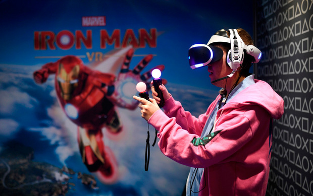 Ein Besucher spielt "Iron Man" auf der Gamescom 2019.