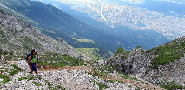 Von der Höttinger Alm geht’s zu Fuß weiter hinauf zum Frau-Hitt-Sattel.