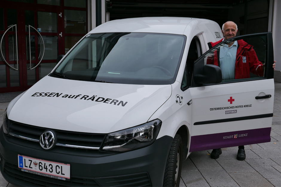 Raimund Gander ist langjähriger Mitarbeiter bei „Essen auf Rädern“ in Lienz. Etwa 15 Freiwillige teilen sich die Dienste in Lienz ein.