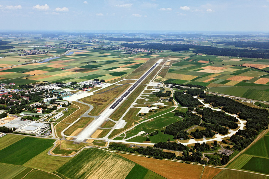 Künftig wird sie 45 Meter breit sein: die Start- und Landebahn des Flughafen Memmingen.