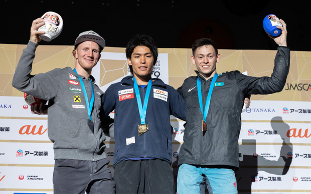 Silber hinter Tomoa Narasaki (M. neben Rischat Chaibullin/KAZ): Jakob Schubert bejubelte seine dritte WM-Medaille in Japan.