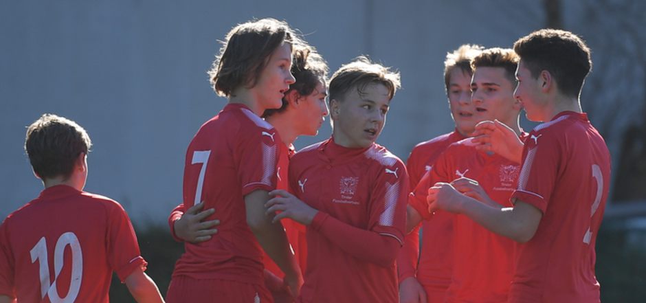 Die U16 jubelte mit Torschütze Scharmer (Nr. 7).