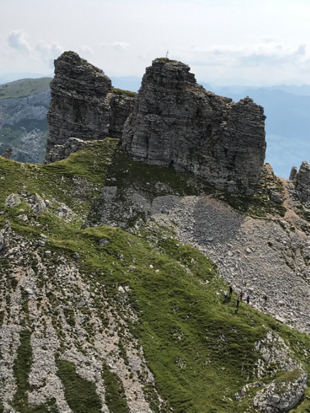 Rund 30 Meter stürzte die Frau in ein Geröllfeld ab.