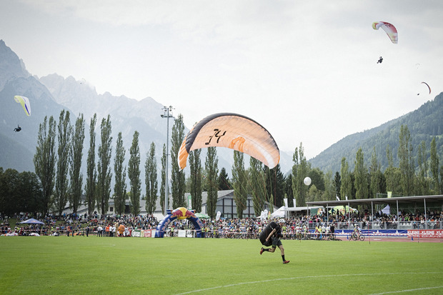 Landeanflug im Dolomitenstadion – von hier aus übernehmen die Mountainbiker.