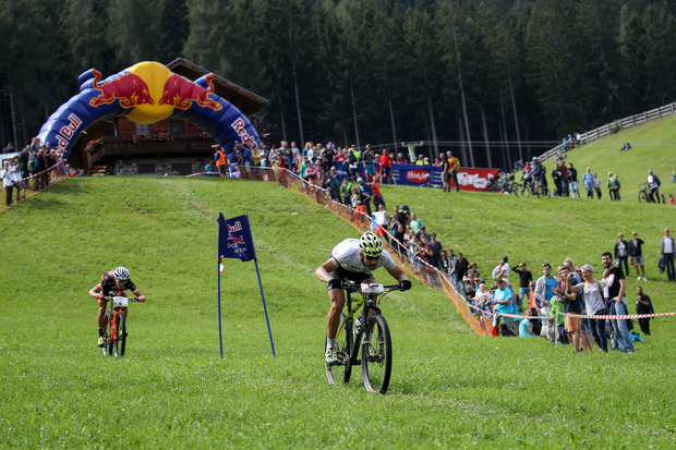 Mit dem Mountainbike über die Skipiste und den Gegner im Nacken – es könnte nicht spannender sein.