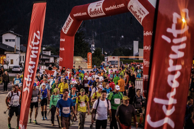 Start zum Karwendelmarsch in Scharnitz. Bis zum Ziel in Pertisau warten 52 atemberaubende Kilometer.