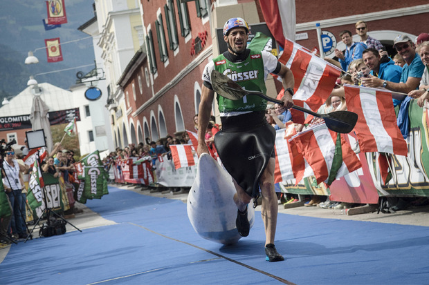 Die letzten Meter vor dem Zielstrich am Lienzer Hauptplatz – beim Dolomitenmann geht es um den Titel „Die Härtesten unter der Sonne“.
