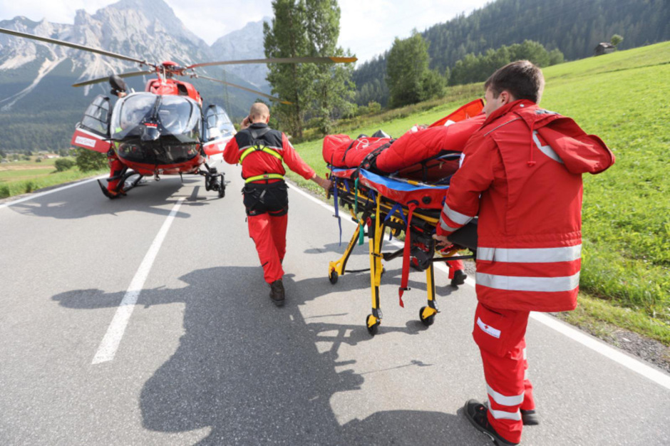 Nach der Erstversorgung durch den Notarzt wurde der 29-Jährige mit dem Hubschrauber in das Krankenhaus Reutte geflogen.