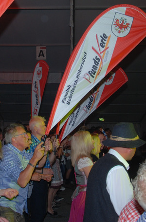 Clubs aus nah und fern hielten die Fahnen hoch.