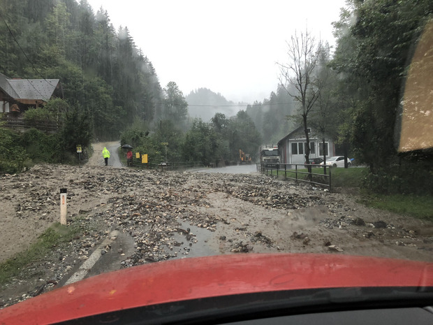 Eine überflutete und vermurte Straße im Bereich Voitsberg/Köflach.