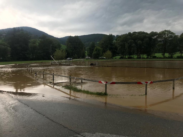 Eine überflutete Straße im Bereich Voitsberg/Köflach.