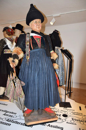 Eine Darstellung der letzten Lienzer Lebzelterin Karolina Buresch in Tracht.