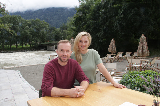 Mike Reden-Neuner mit seiner Freundin Simone Hofer vor der stehenden Welle um den Beach im Crazy Eddy in Silz.