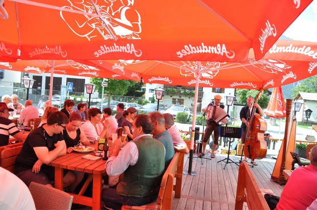 Die beiden Musiker der bayerischen Band „Sauglocknläutn“ punkteten mit „klassischer“ Volksmusik bei ihren Zuhörern.