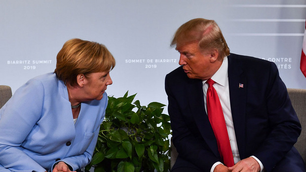 US-Präsident Donald Trump im Gespräch mit Deutschlands Kanzlerin Angela Merkel.