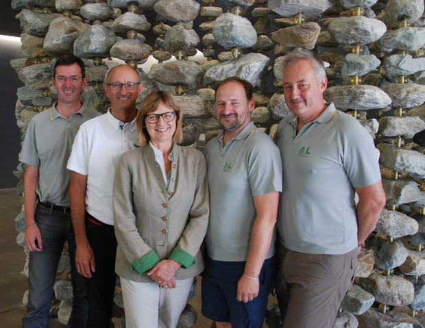Nachhaltigkeitsministerin Maria Patek sowie Gebhard Walter (WLV), Bürgermeister Toni Mattle, Daniel Kurz (WLV) und Ministerialrat Florian Rudolf-Miklau (v. l.) zogen Bilanz zu den Baumaßnahmen in Galtür.