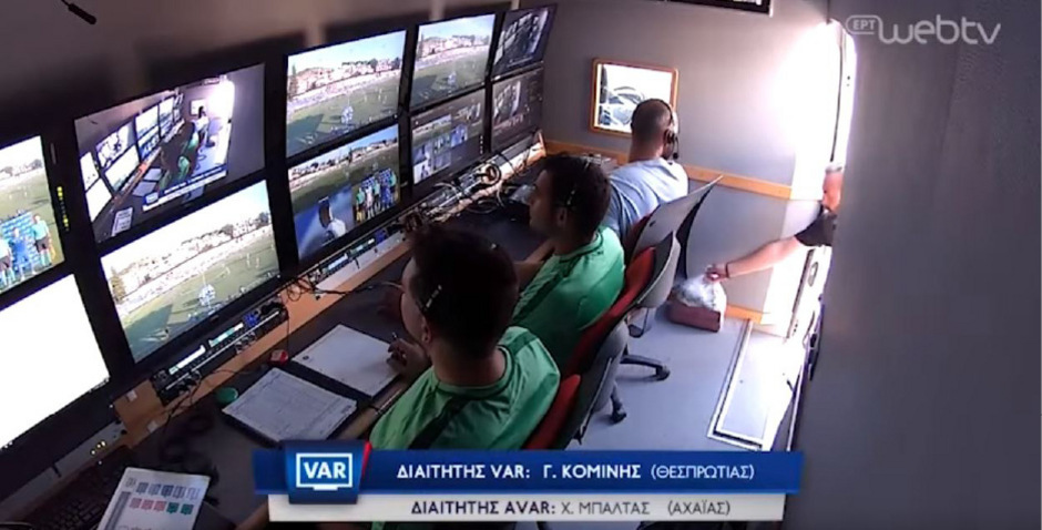 In dem Moment, als die Video-Schiedsrichter ihr Essen geliefert bekommen haben, schaltete die Regie in den Wagen.