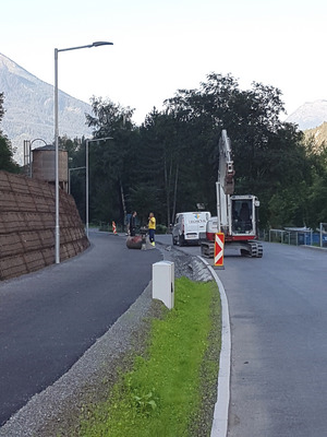 Östlich von Zams wird der Radweg parallel zur Gemeindestraße gebaut.