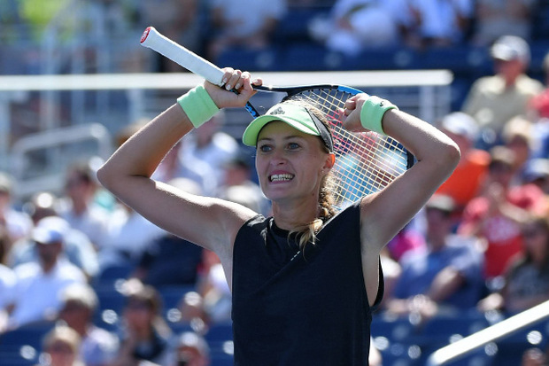 Hoch die Hände! Kiki Mladenovic setzte sich nach 2:24 Stunden und drei Sätzen gegen die Deutsche Angelique Kerber durch.