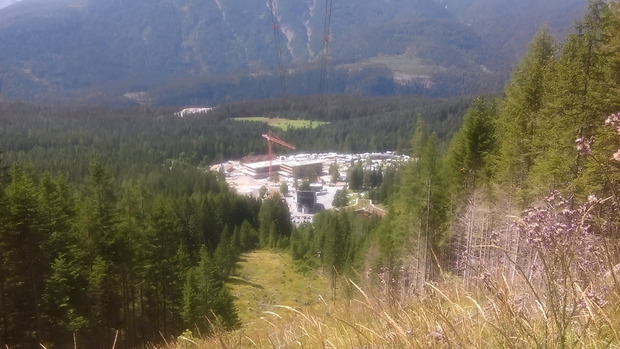 Ein Blick von der Höhe auf die Baustelle an der Talstation.