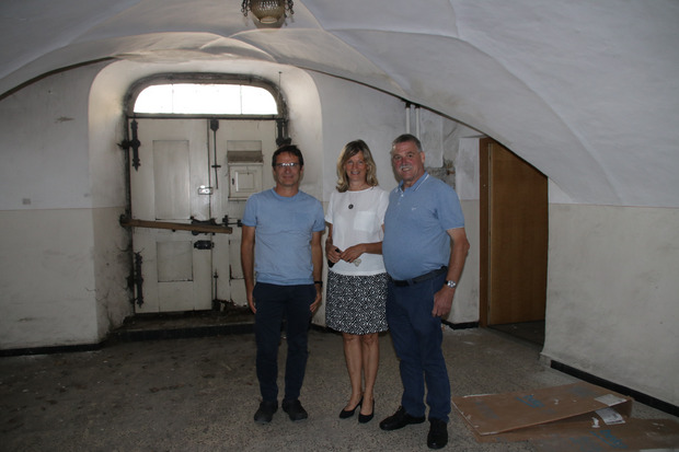 Pflegedienstleiter Harald Thurner mit Heimleiterin StR Andrea Jäger und BM Rudolf Köll (v.l.) unter dem erhaltungswürdigen Gewölbe.