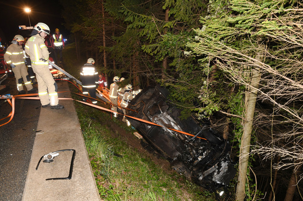 Die Freiwillige Feuerwehr rückte an, um den Fahrer aus dem Auto zu befreien.