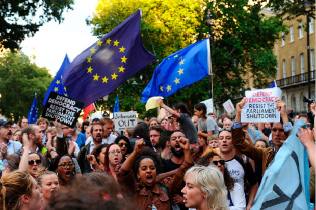 Mit EU-Flaggen ausgestattete Demonstranten vor dem Regierungssitz Downing Street in London.