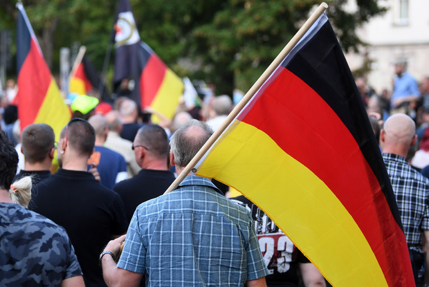 Inzwischen aber erobert die äußerste Rechte immer mehr öffentlichen Raum.