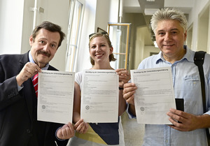 Physiker Werner Gruber, Katholische Jugend Bundesvorsitzende Magdalena Bachleitner und Filmemacher Werner Boote unterzeichneten das Volksbegehren.