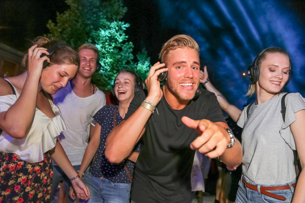 Das Konzept der Silent Disco kommt landein, landaus gut an. (Symbolfoto)