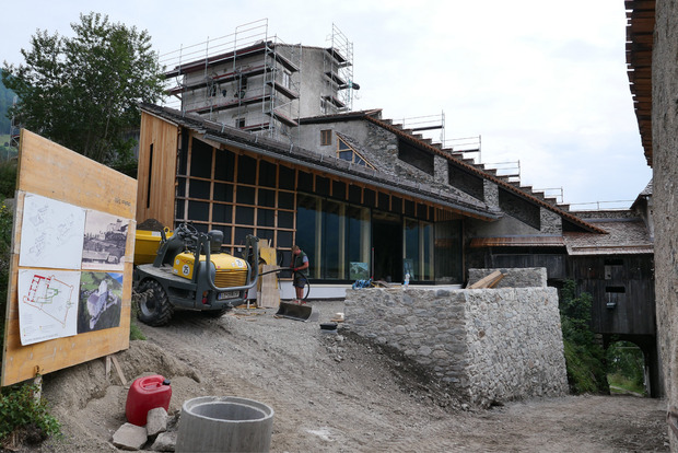 Vom Burgtor unten rechts gelangt man in das neu errichtete Besucherzentrum.