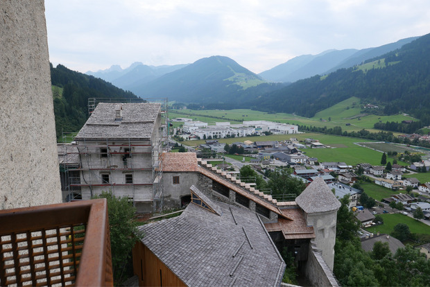 Von einem kleinen Erker oberhalb der Kapelle überblickt man die südlichen Teile der Burg Heinfels.