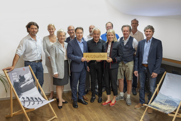 Aufsichtsräte von Kitzbühel Tourismus mit Präsidentin Signe Reisch (3. v. l.) und Geschäftsführerin Viktoria Veider-Walser (4. v. r.).