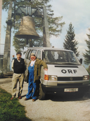 Die Friedensglocke in Mösern, die mit zehn Tonnen die größte Glocke Tirols ist. Friedrich Gundolf ( l.) hat sie aufgenommen, so wie fast alle Glocken in Nord-, Ost- und Südtirol.