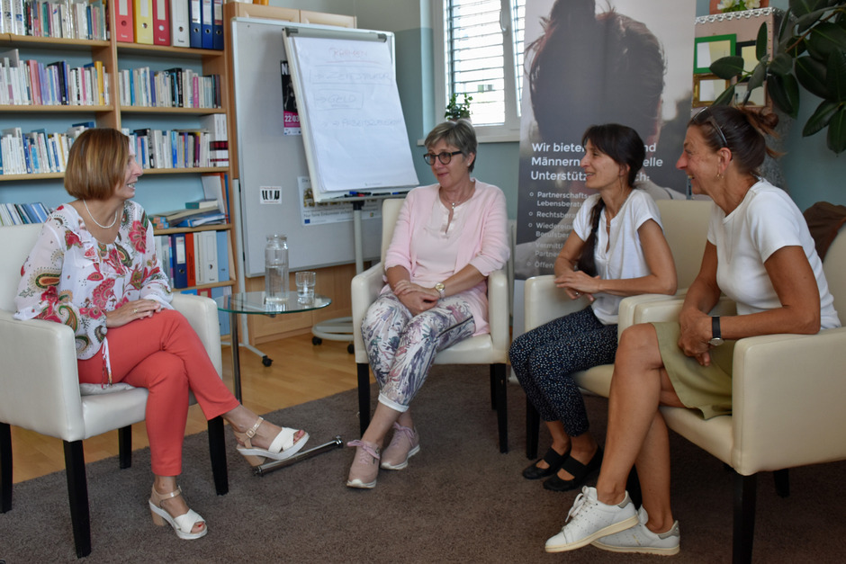 LR Gabriele Fischer im Gespräch mit den BASIS-Mitarbeiterinnen Gabriele Schick, GF Evelyn Mages und Klaudia Henn-Meßmer (v. l.).